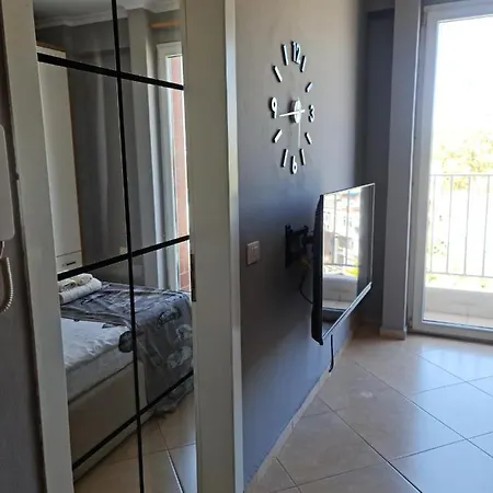 6th Floor Apartments, Appartement *