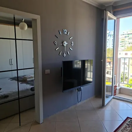 6th Floor Apartments, Appartamento *